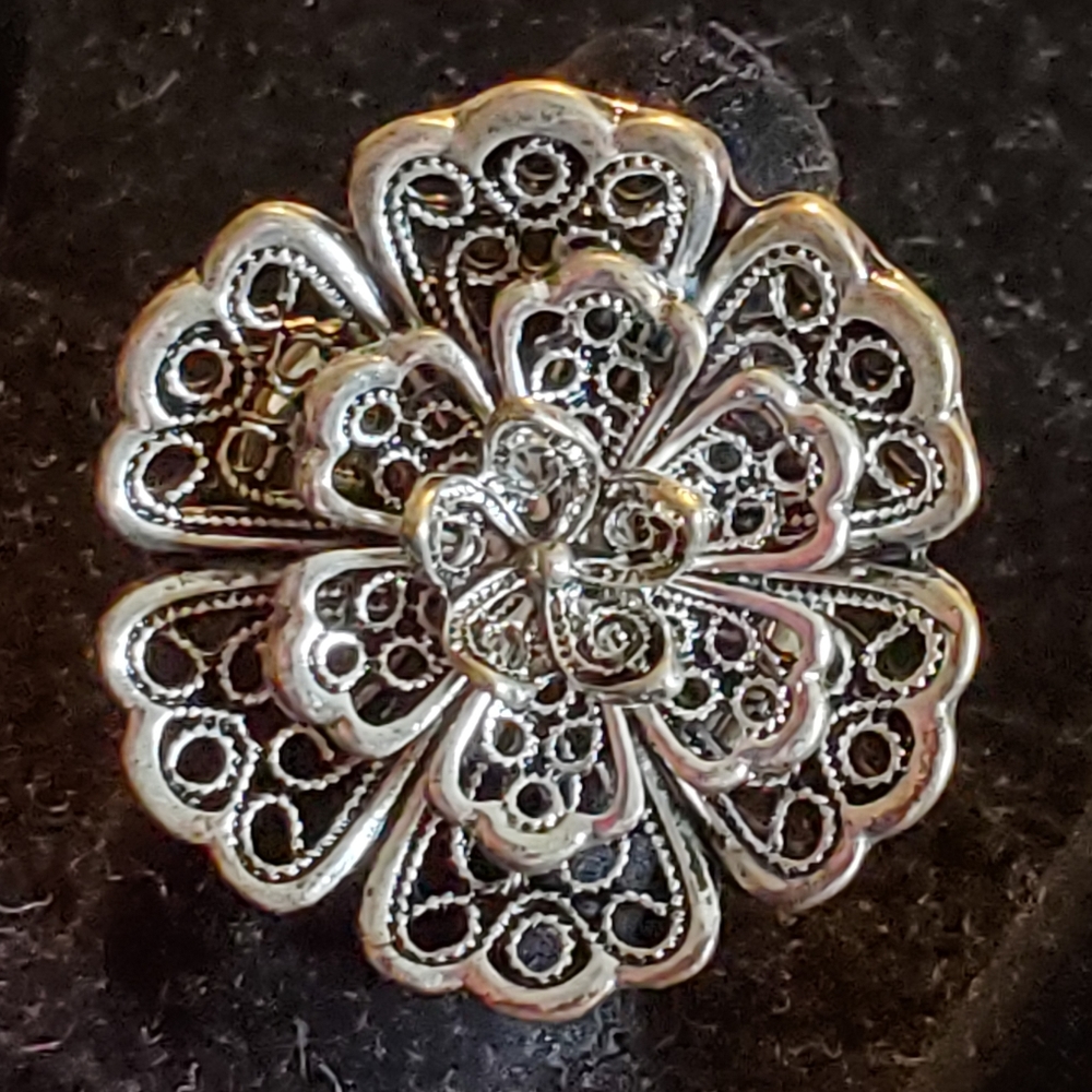 Silvertone filigree flower stretch ring sizes 7 through 11